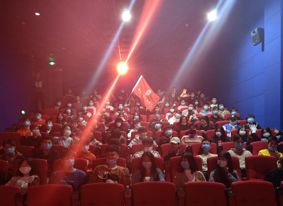 千亿体育(中国)集团有限公司官网组织学生观看电影《夺冠》